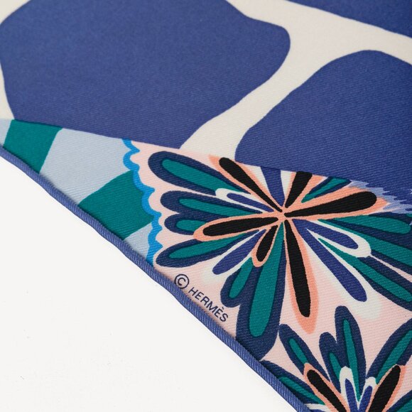Hermes Silk The Three Graces Zoom Scarf in 45 Bleu Ciel Encre Vert - Picture 5 of 7